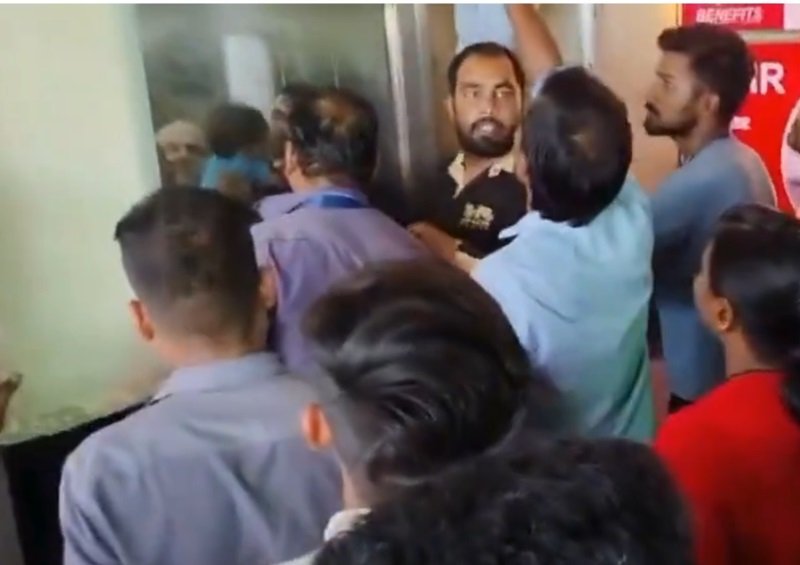 CG : रायपुर रेलवे स्टेशन की लिफ्ट में खराबी, 5-6 यात्री फंसे…