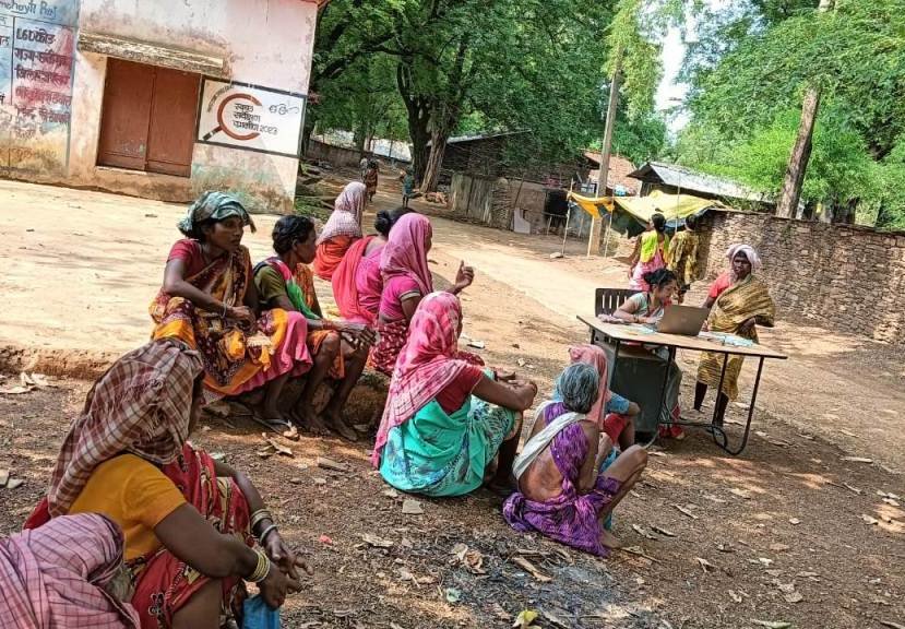 CG : बस्तर के हरा सोना संग्राहकों को बैंक मित्र-सखियों से सीधे मिली पारिश्रमिक राशि