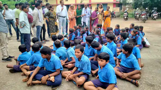 राजनांदगांव : बीईओ कार्यालय पहुंचे स्कूली बच्चे शिक्षक को वापस लाने की रखी मांग