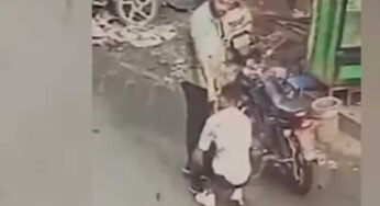 इंदौर में जूते के लैस बंधवाने वाले गुंडे का पुलिस ने निकाला जुलूस