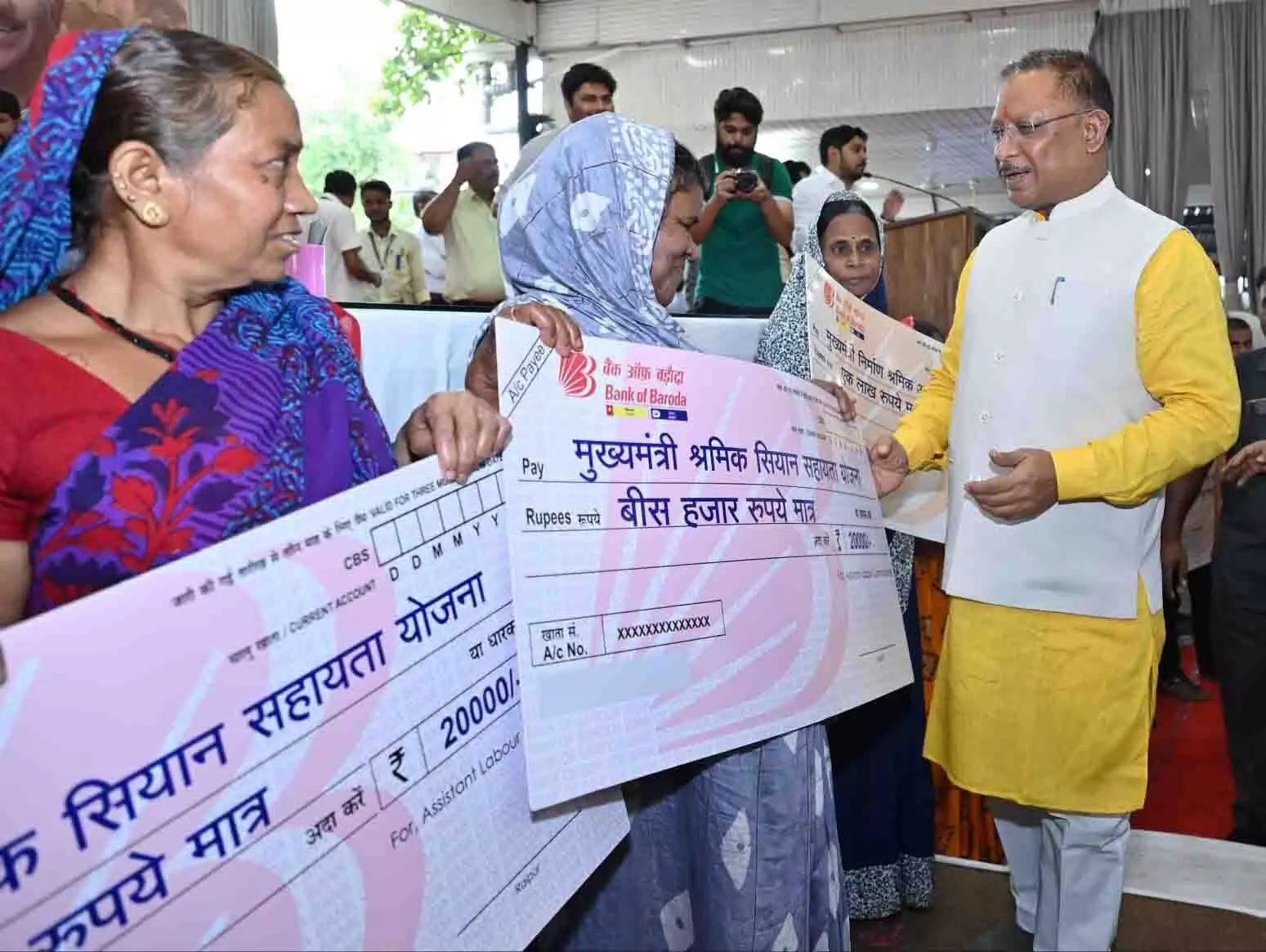 CG : 6 हजार श्रमिक परिवारों को मिले 11 करोड़ 41 लाख रूपये की सहायता राशि के चेक
