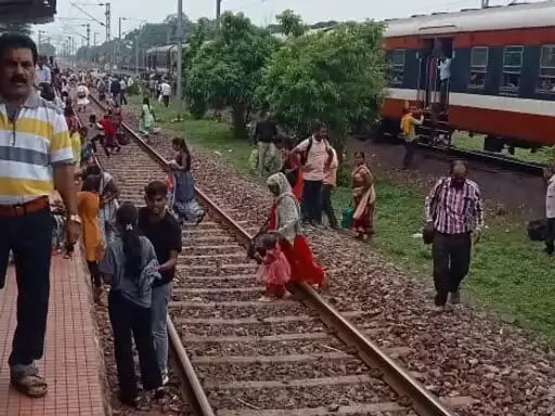 CG : रेलवे स्टेशन में मच गई भगदड़