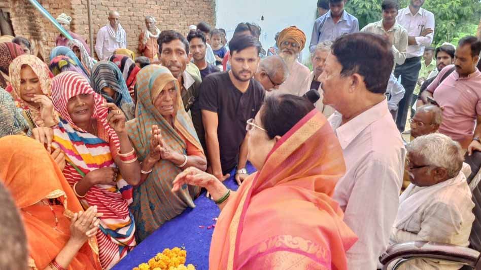 ग्राम टपरियन में खरगापुर विधायक चंदा सुरेंद्र सिंह गौर ने 10 लाख रुपए के निर्माण कार्य की घोषणा की