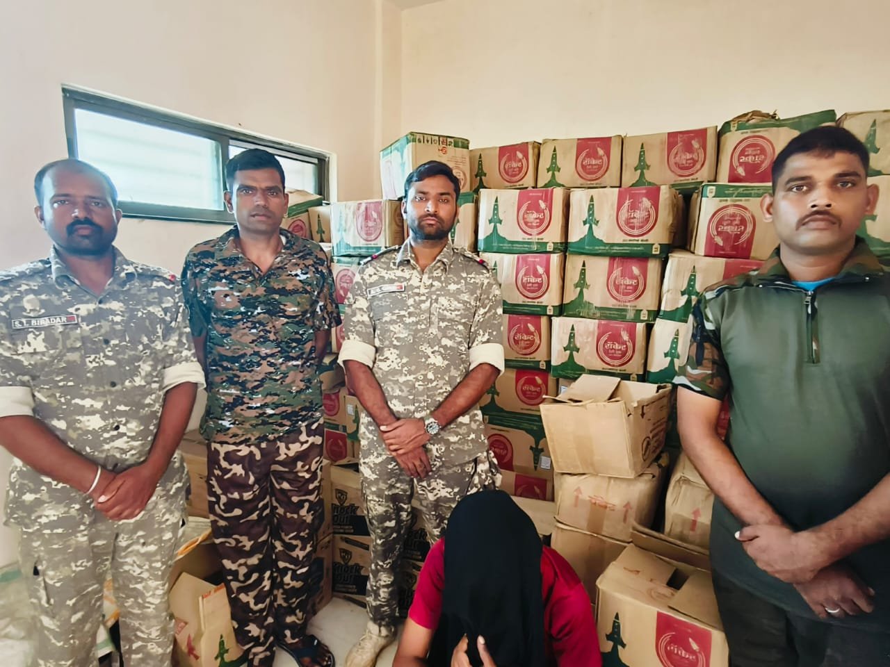 CG : पुलिस ने 20,30,000/- रुपये मूल्य की चार पहिया वाहन और अवैध शराब जब्त की।