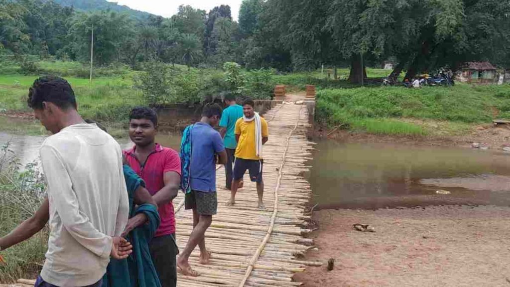 CG : शासन-प्रशासन ने नहीं ली सुध, ग्रामीणों ने चंदा कर चिनार नदी पर बनाया लकड़ी का अस्थायी पुल