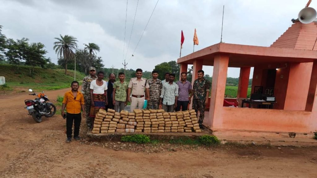 CG : ट्रैक्टर से 10 लाख का गांजा जब्त, चेंबर बनाकर की जा रही थी तस्करी