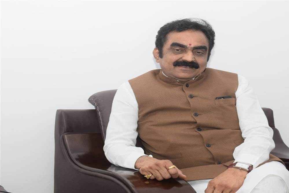 मंत्री राकेश सिंह काे पार्षद का धक्का लगा, पैर मुड़ गया, पैर में फ्रैक्चर निकला