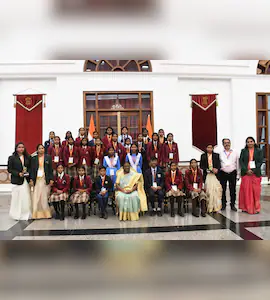 CG : रायपुर राष्ट्रपति से सरगुजा संभाग की छात्राओं ने की सौजन्य मुलाकात