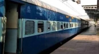 त्योहार से पहले की तिथियों की कई ट्रेनों में आरक्षण कराने पर अभी से प्रतीक्षा सूची का टिकट मिल रहा