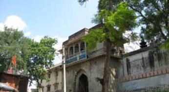 कालभैरव मंदिर में दर्शन की कतार में खड़े कुछ युवकों ने एक युवती के साथ छेड़छाड़ की, गार्डों ने रोका तो मारपीट की