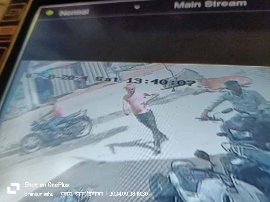 जबलपुरी तिराहे से दिन दहाड़े CD डीलक्स बाइक चोरी, सीसीटीवी कैमरा में कैद हुया चोर