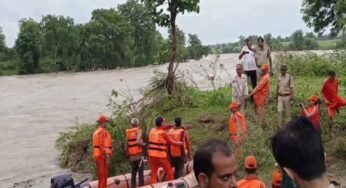 टीकमगढ़ : महोबिया में टापू पर फंसे दो लोग, एनडीआरएफ की टीम ने बचाया