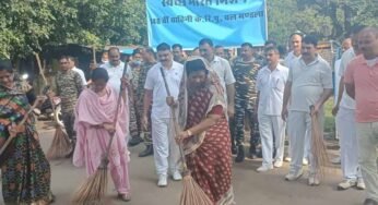 मंत्री श्रीमती संपतिया उयके ने स्वच्छ भारत अभियान के तहत साफ सफाई कर स्वच्छता का संदेश दिया