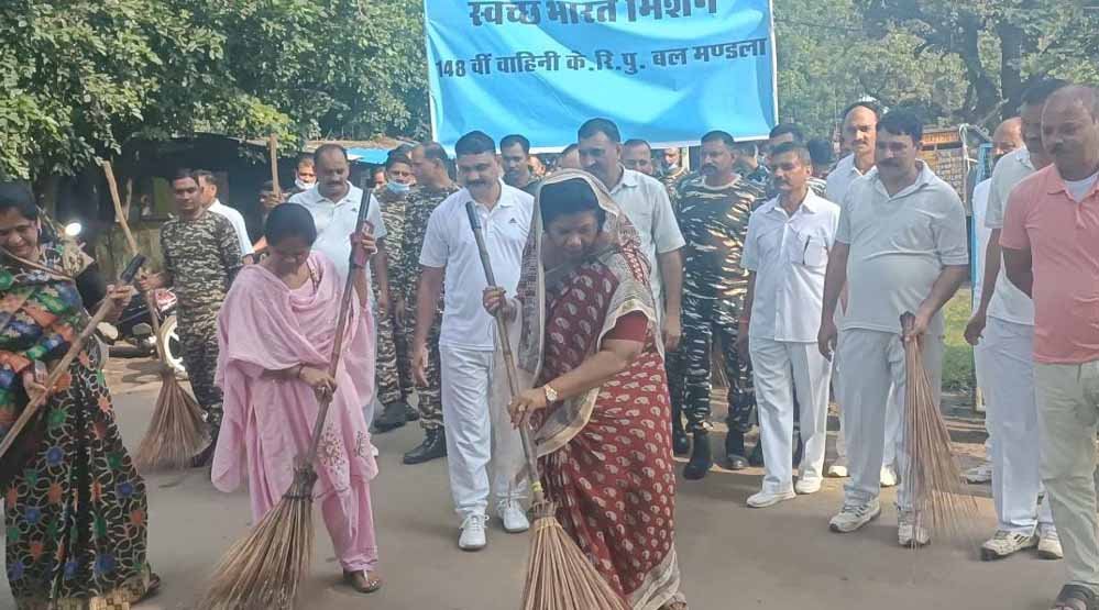 मंत्री श्रीमती संपतिया उयके ने स्वच्छ भारत अभियान के तहत साफ सफाई कर स्वच्छता का संदेश दिया