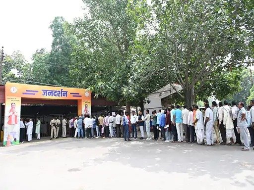 रायपुर : जनदर्शन में CGPSC कैंडिडेट, शासकीय भर्तियों में आयु सीमा बढ़ाने की मांग