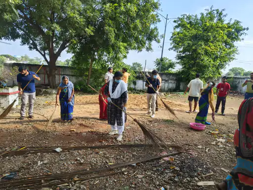 राजनांदगांव : समूहों के साथ तालाब, गार्डन में की सफाई