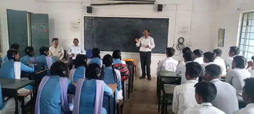 राजनांदगांव : छात्रों को मोबाइल के दुरुपयोग व नशे से बचने किया गया जागरूक