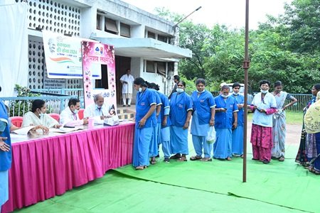 CG: 65 सफाई कर्मचारियों ने निःशुल्क स्वास्थ्य सुविधा प्राप्त की