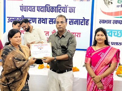 CG: सीईओ ने उत्कृट कार्य करने वाले सरपंच, सचिवों को किया सम्मानित