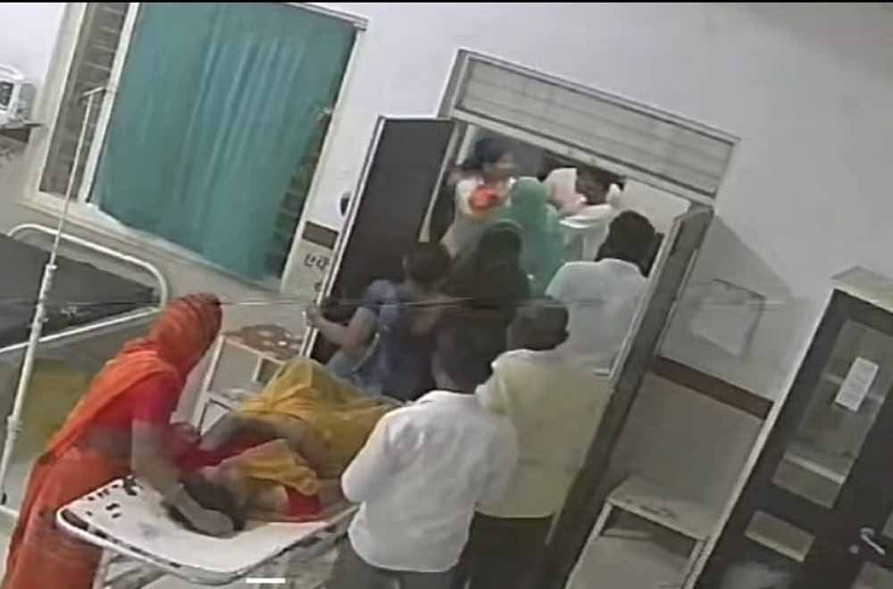 नर्स के साथ मरीज के परिजन ने मारपीट कर दी, मारपीट का वीडियो सोशल मीडिया पर भी वायरल, नर्स ने दर्ज कराई FIR