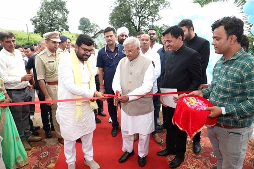 राज्यपाल श्री पटेल ने छिंदी में स्वच्छता साथी “वॉश ऑन व्हील्स सेवा” का किया शुभारंभ