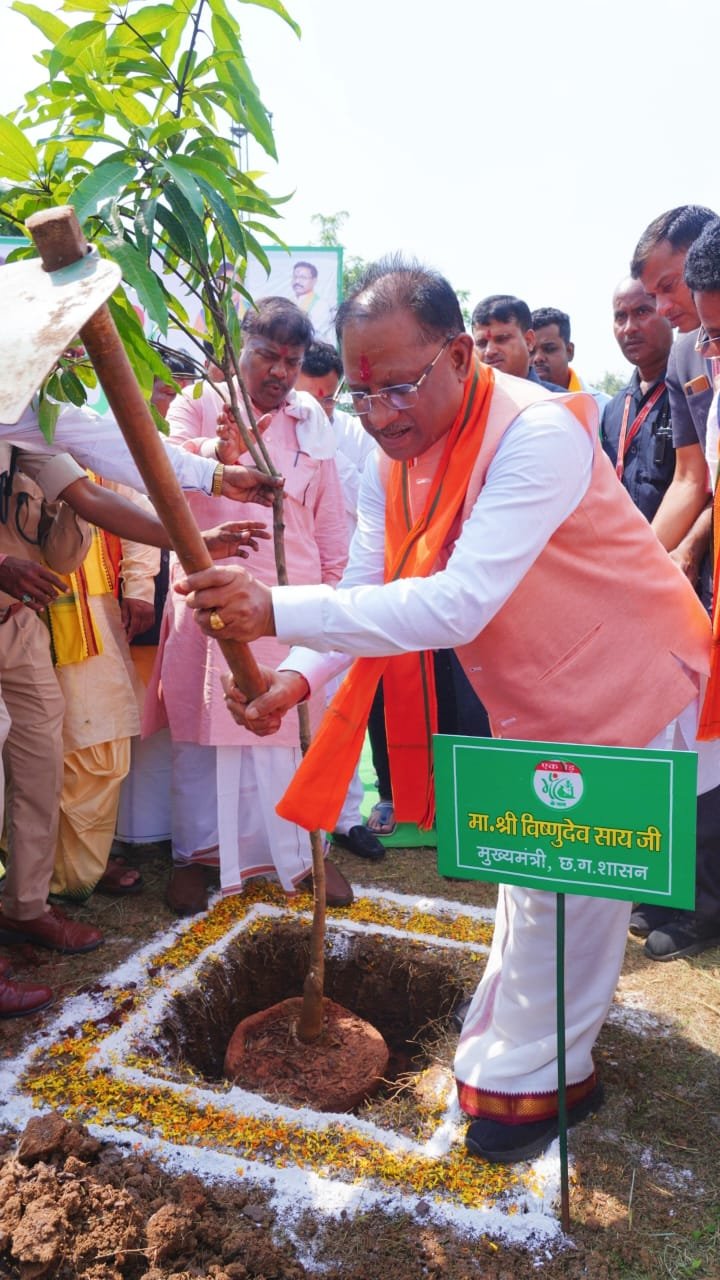 CG : रायपुर मुख्यमंत्री विष्णु देव साय ने एक पेड़ मां के नाम अभियान के अंतर्गत लगाया केसर आम का पौधा