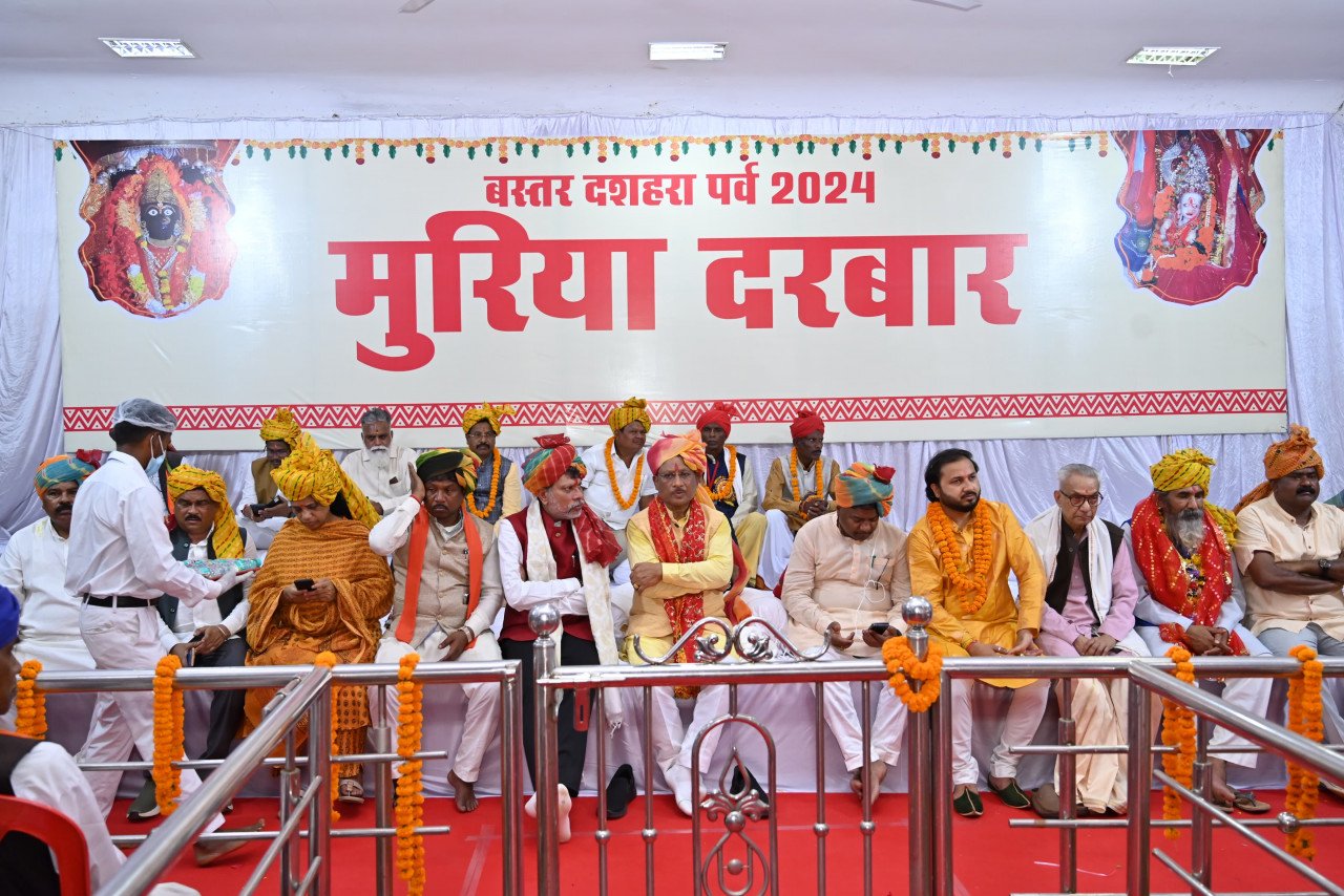 CG : रायपुर मुख्यमंत्री विष्णु देव साय जगदलपुर के सीरासार भवन में आयोजित मुरिया दरबार में मांझी-चालकी, मेम्बर-मेम्बरीन और बस्तर दशहरा समिति के पदाधिकारियों से रूबरू हो रहे हैं