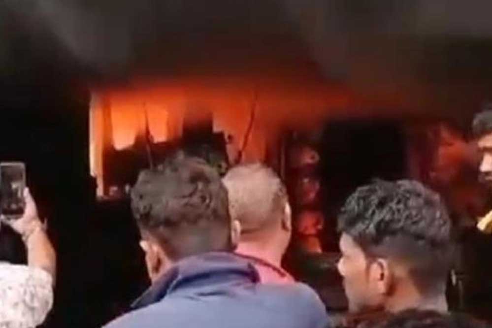 सीहोर में नमकीन फैक्ट्री में भीषण आग लगी, गोदाम में रखा सामान जलकर खाक