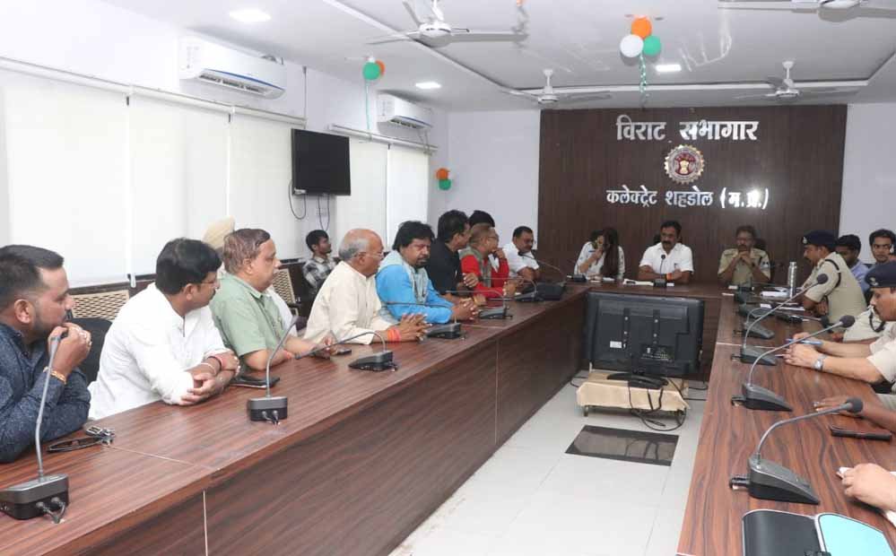नवरात्र एवं दीपावली का पर्व शांति और सौहार्दपूर्वक मनाए- कलेक्टर