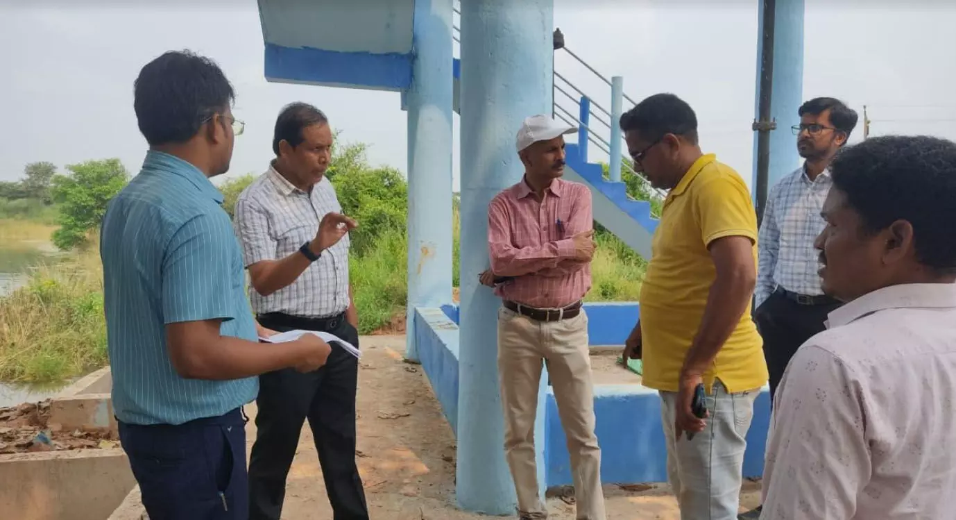 CG : कलेक्टर धर्मेश साहू ने जल जीवन मिशन के पानी टंकी निर्माण कार्यों की गुणवत्ता का किया निरीक्षण,