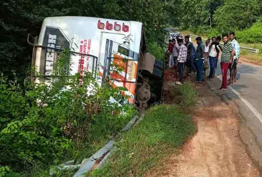 CG : गरियाबंद में 10 यात्री घायल, रायपुर के लिए निकली बस पलटी