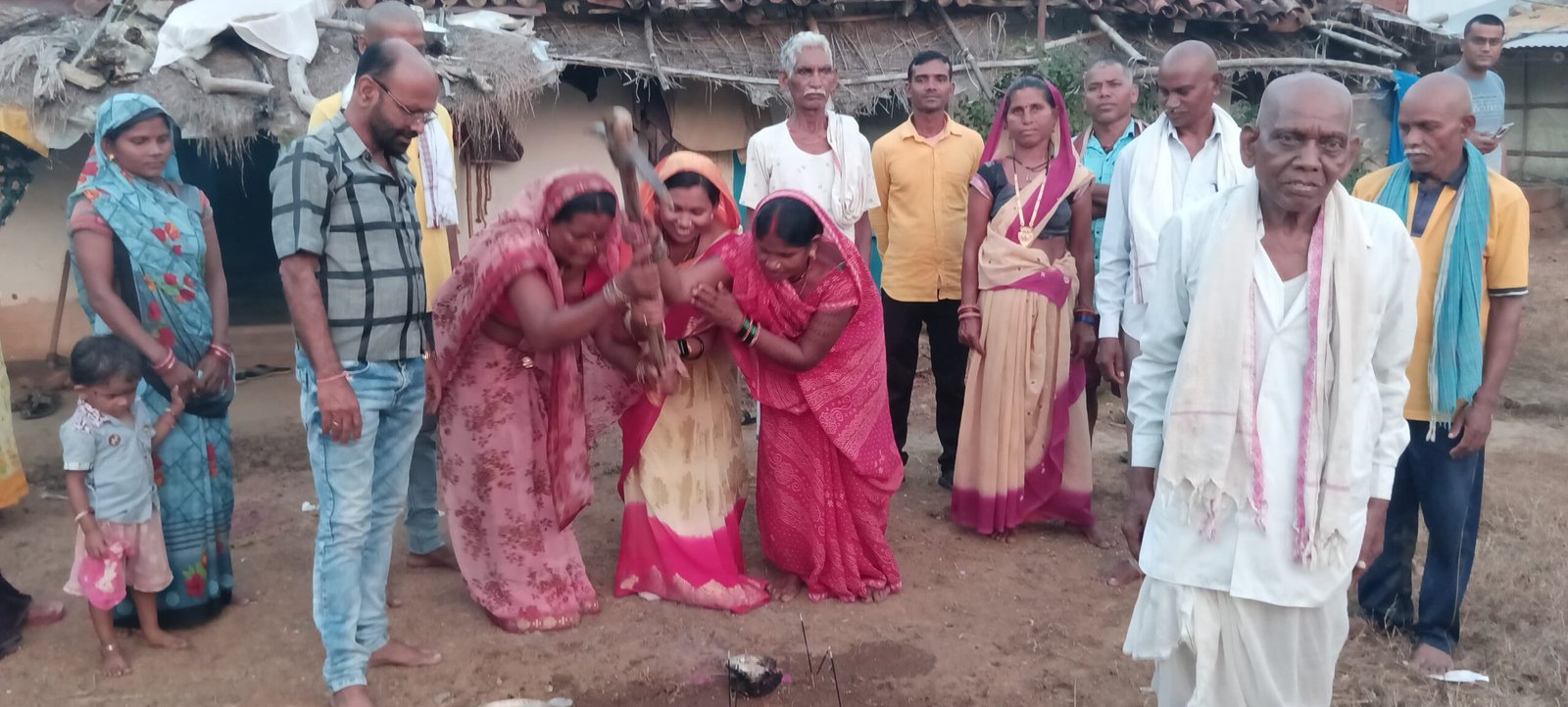 राजनांदगांव : जिला पंचायत अध्यक्ष गीता घासी साहू ने प्रधानमंत्री आवास योजना के हितग्राही को प्रमाण पत्र भेटकर किया भूमिपूजन