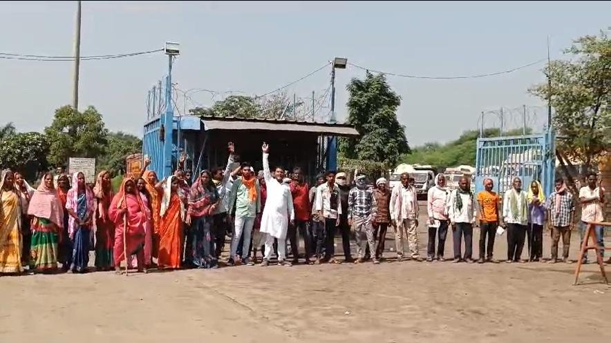 CG : केएसके महानदी पावर प्लांट के सामने भू विस्थापित किसानों का धरना जारी…