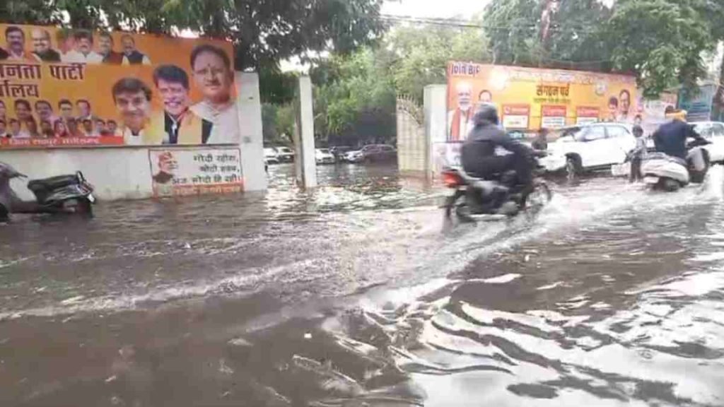 CG : रायपुर में तेज बारिश से सड़कें जलमग्न, एकात्म परिसर में घुटनों तक भरा पानी, 