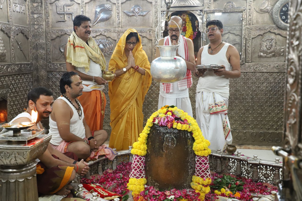 CG : रायपुर राज्यपाल रमेन डेका ने महाकालेश्वर ज्योतिर्लिंग के दर्शन किए