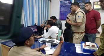 शहर के मोती बंगला स्थित स्टेट बैंक आफ इंडिया के सामने दोपहर भीड़ के बीच युवक से 3 लाख की लूट