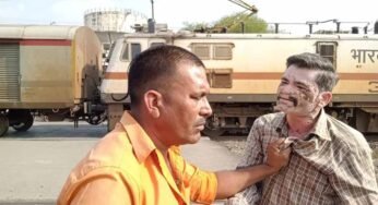 देवास-इंदौर रेलवे ट्रैक पर शहर स्थित चाणक्यपुरी रेलवे क्रासिंग पर एक युवक हमसफर एक्सप्रेस के सामने खड़ा हो गया