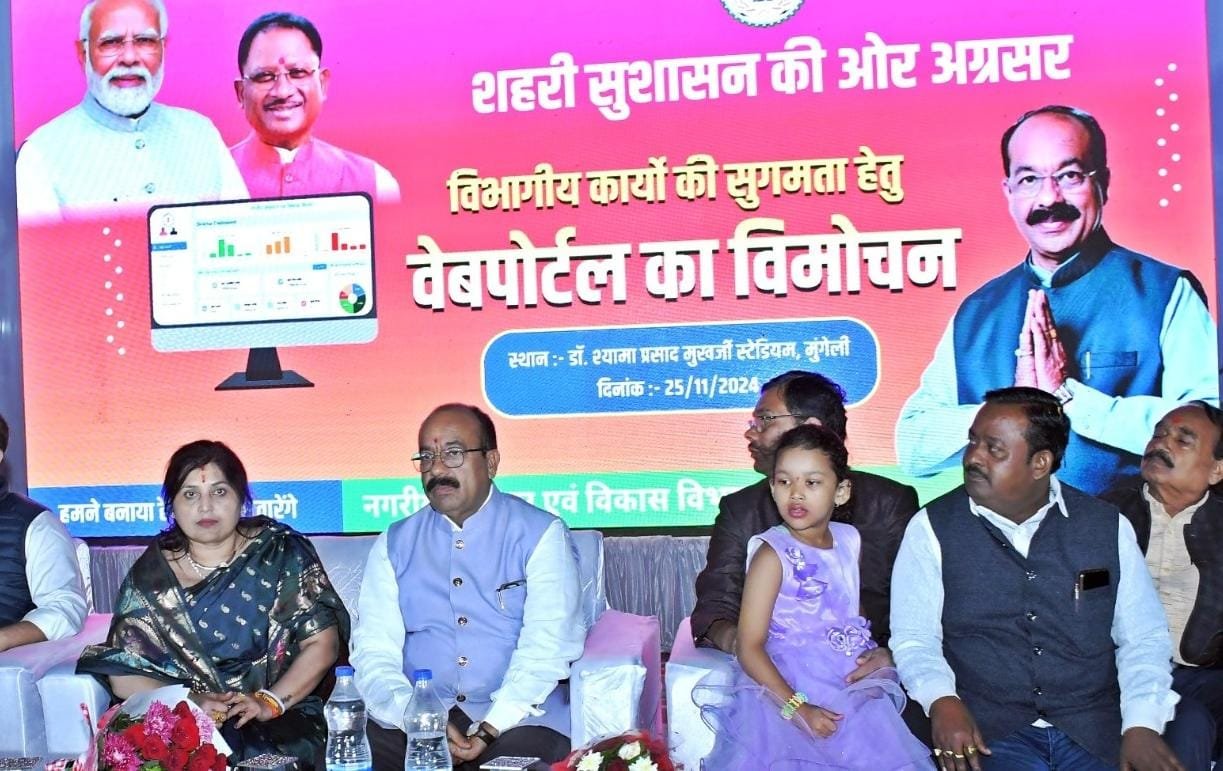 CG : रायपुर, राज्यपाल रमेन डेका ने भारत के पूर्व उप राष्ट्रपति एम. वेंकैया नायडू जी से आज नई दिल्ली में सौजन्य भेंट की।