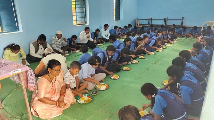 CG : शिक्षिका ने अपने जन्मदिन पर कराया न्योता भोज