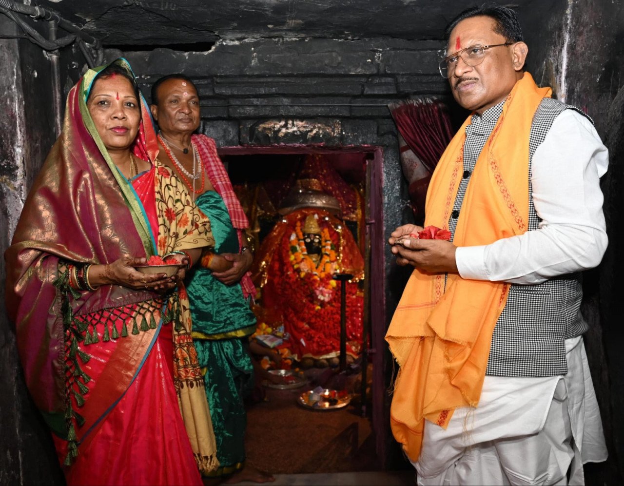 CG : रायपुर मुख्यमंत्री विष्णुदेव साय ने मां दंतेश्वरी की पूजा-अर्चना कर प्रदेशवासियों की सुख-समृद्धि और खुशहाली की कामना की
