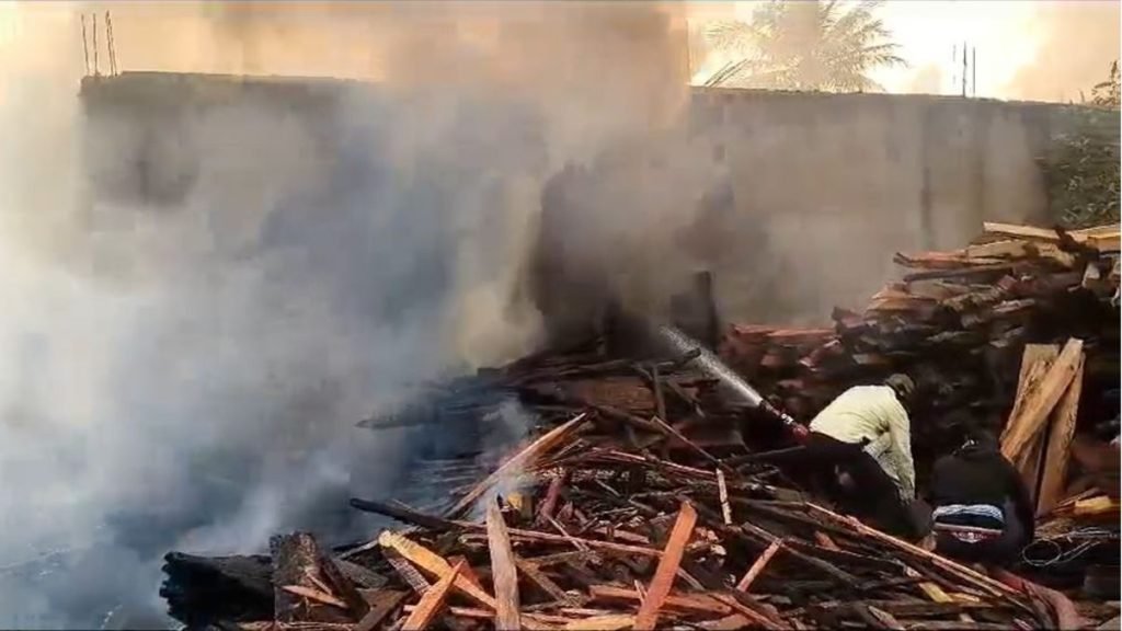 CG : लकड़ी टाल में लगी भीषण आग, लाखों की लकड़ी जलकर राख