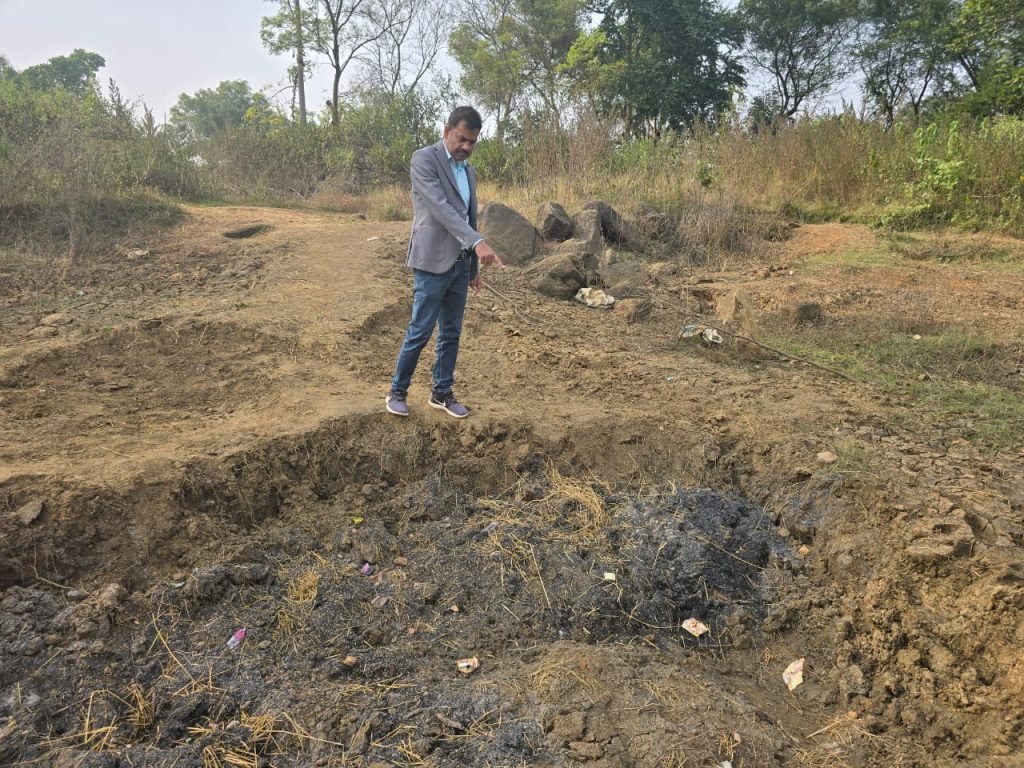 CG : अलेक्जेंडर खदान से लगी जमीनों में हो रही अवैध खुदाई, 