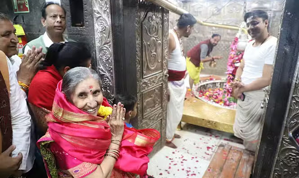 प्रधानमंत्री नरेंद्र मोदी की धर्मपत्नी जशोदा बेन श्री महाकालेश्वर मंदिर पहुंची, नंदी हॉल में बैठकर लगाया ध्यान