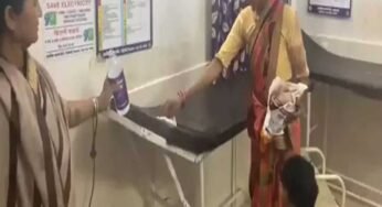 डिंडोरी में पति की मौत के बाद गर्भवती पत्नी से साफ कराया अस्पताल का बिस्तर, वीडियो पर लोग बोले- मर चुकी है मानवता