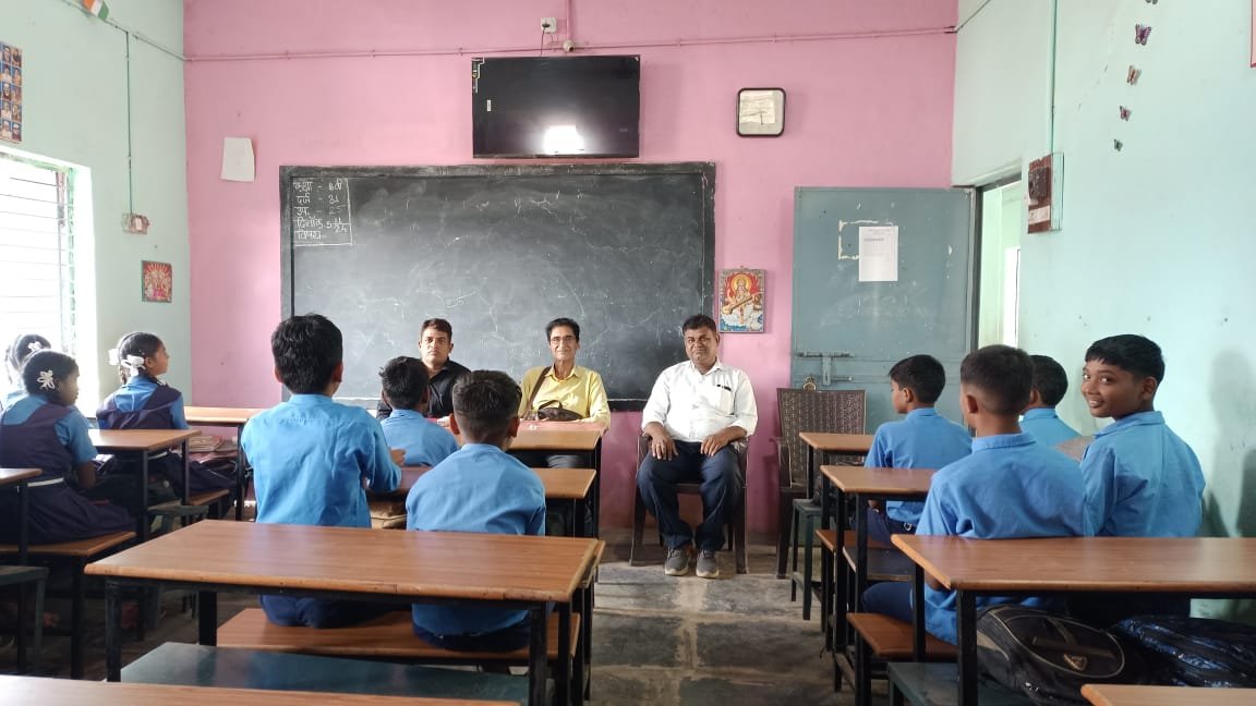 राजनांदगाँव : समाज सेवी संजीव सिंघल ने पेन्ड्री कला में बच्चों को संबोधित किया