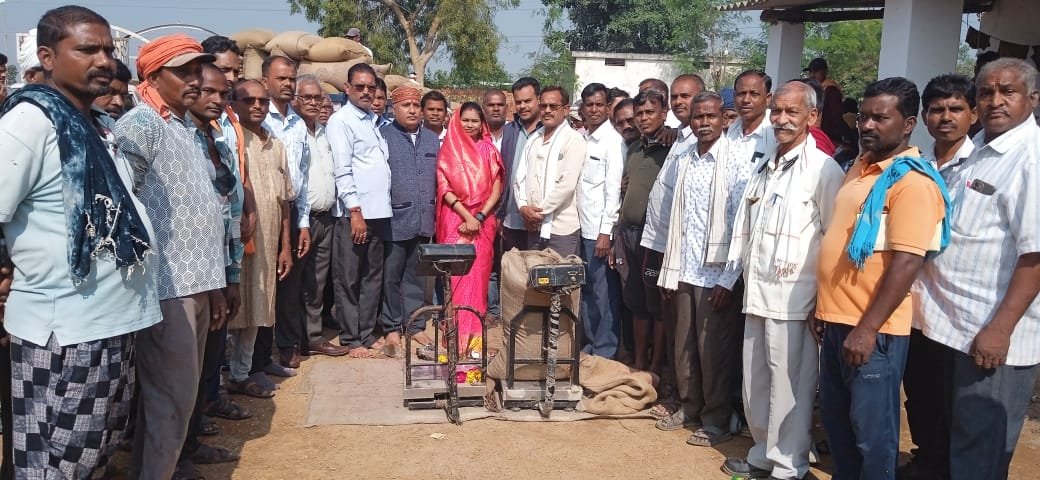 राजनांदगांव : जिला पंचायत अध्यक्ष गीता घासी साहू ने धान तौलकर खरीदी का किया शुभारंभ