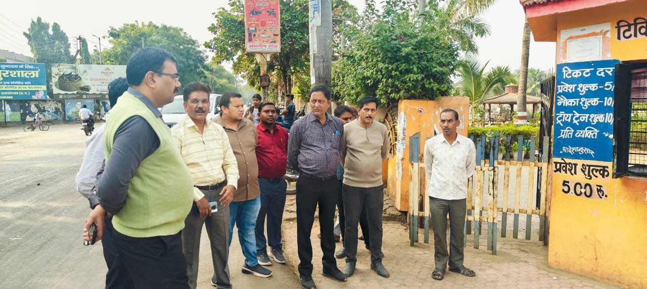 राजनांदगांव : निगम आयुक्त अधिकारियों के साथ चौपाटी एवं पुष्पवाटिका व आनंद वाटिका का निरीक्षण कर व्यवस्था दुरूस्त करने के दिये निर्देश
