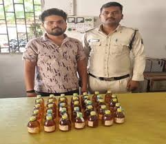 CG : 35 पौवा देशी मसाला के साथ तस्कर गिरफ्तार