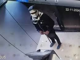 CG : ATM में चोरी का प्रयास, कुल्हाड़ी लेकर पहुंचा था नकाबपोश बदमाश