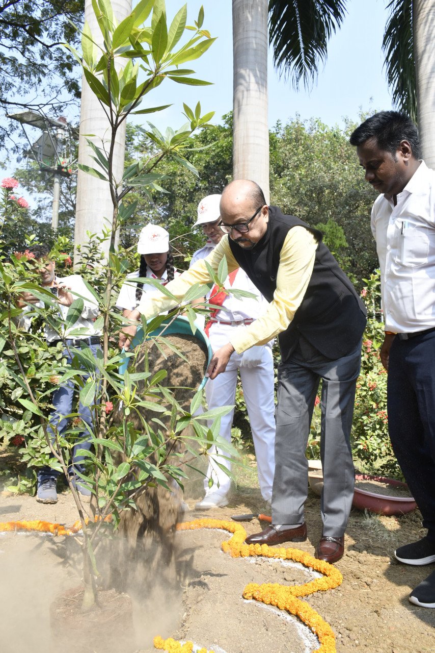 CG : एक पेड़ मां के नाम पर राज्यपाल डेका ने रूद्राक्ष पौधा रोपण किया